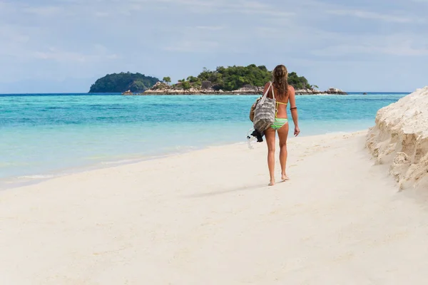 Woman In bikini with beach bag walking on the beach in tropical island. — Zdjęcie stockowe