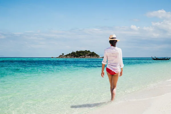 Woman relaxing walking on the beach in tropical island. — Zdjęcie stockowe