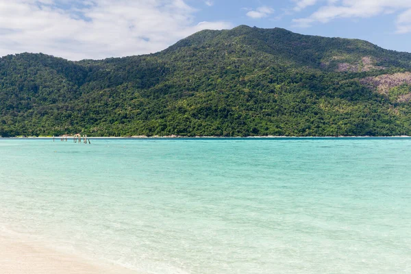 Hermoso mar con playa de arena blanca y cielo azul en isla tropical. — Foto de Stock