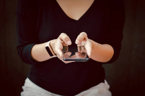 Vrouw typen sms-bericht op smart phone sociale technologie. — Stockfoto