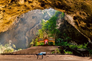 Hua Hin Prachuab Khiri Khan ili Tayland yakınlarındaki Sam Roi Yot Nakhon Mağarası.