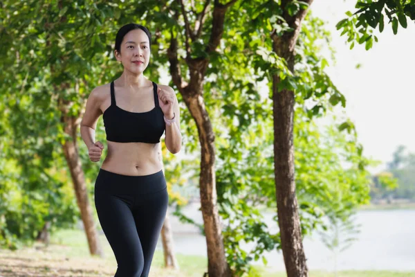 Mujer corriendo al aire libre en el parque en verano hermoso. — Foto de Stock