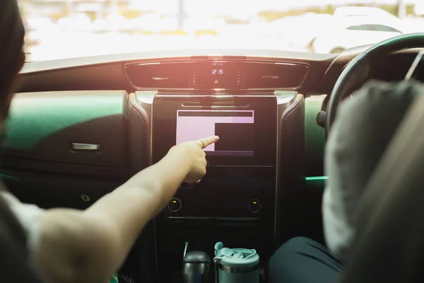 Touchscreen-Anzeige für Frau im Auto zur Orientierung. — Stockfoto