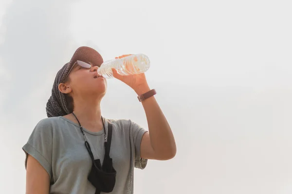 Femme touristique hydratant l'eau potable de la bouteille. — Photo