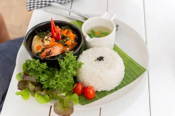 Thai berühmten Teller Pad Kra Pao Stream Reis mit Riesengarnelen und Gemüsesuppe. — Stockfoto