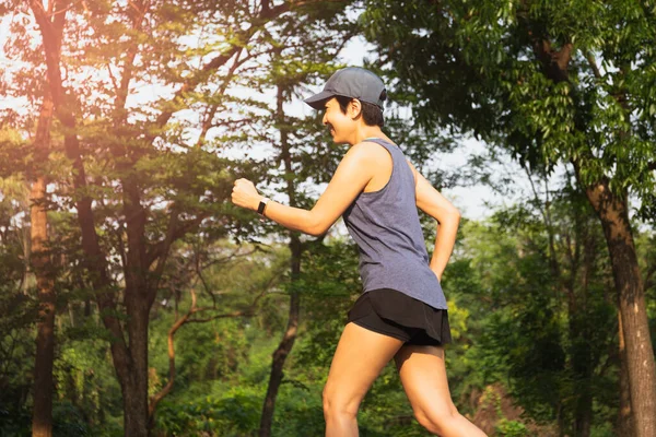 Feliz asiática mujer ejercicio caminando en público parque entrenamiento concepto. — Foto de Stock