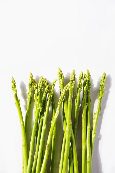 Grön färsk sparris isolerad på vit bakgrund. — Stockfoto