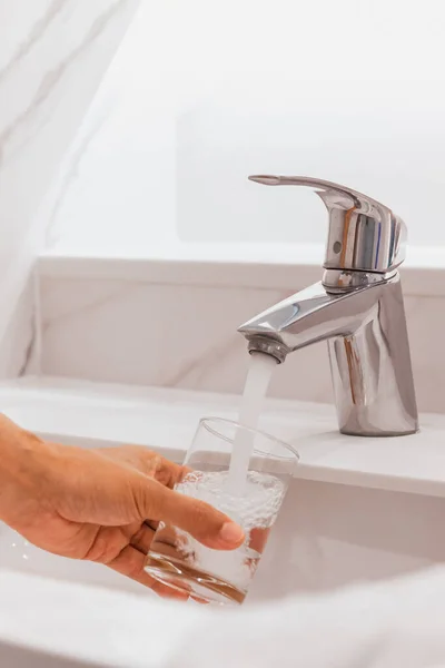 Uomo Che Riempie Vetro Acqua Lavandino Bagno — Foto Stock