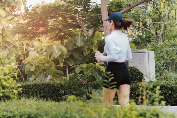 Concepto Borroso Ejercicio Femenino Trotando Parque — Foto de Stock