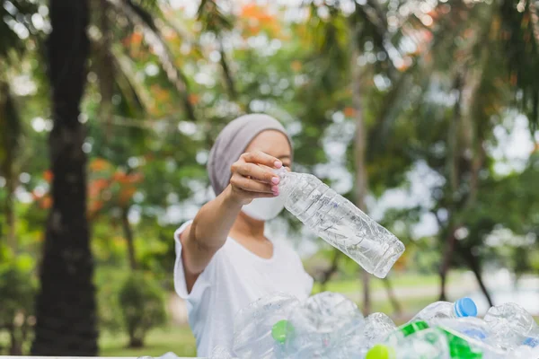 Vrouw Hand Houden Recycle Plastic Fles Vuilnisbak Omgeving Conceptueel — Stockfoto