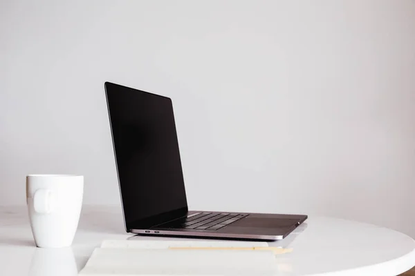 Mock Się Pusty Ekran Laptop Filiżanka Kawy Innymi Materiałami Biurowymi — Zdjęcie stockowe