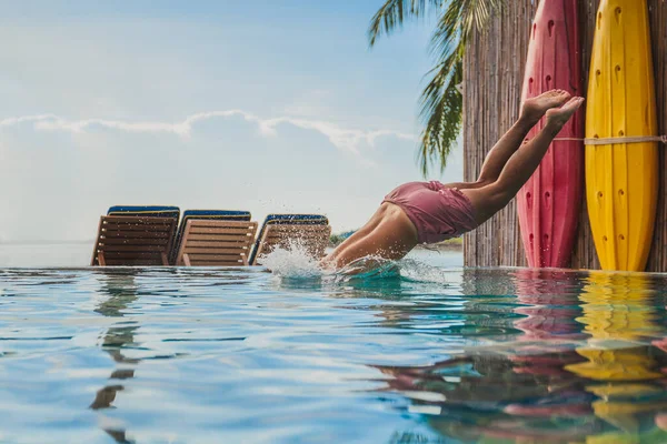 Homem Férias Jogar Piscina Livre Salto — Fotografia de Stock