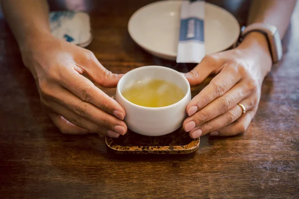 Hands Holding Cup Hot Green Tea Tray — Stock Photo, Image