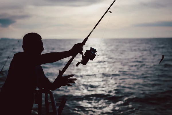 Silhouette Ember Halászat Tengeren Hajóról Naplementekor — Stock Fotó