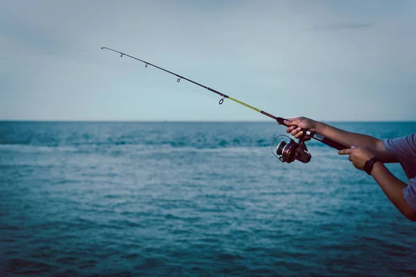 Horgászbot Kerék Közelkép Ember Halászat Hajó Tengerben — Stock Fotó