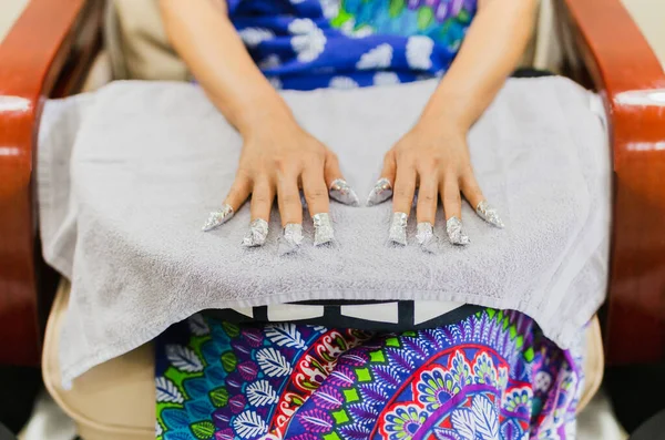 Vrouw Het Krijgen Van Een Manicure Schoonheid Spa Salon Met — Stockfoto