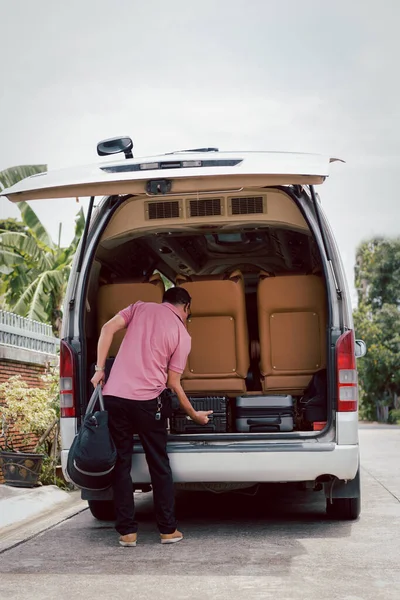 Οδικό Ταξίδι Οδηγός Φόρτωση Αποσκευών Για Ταξίδια Van — Φωτογραφία Αρχείου