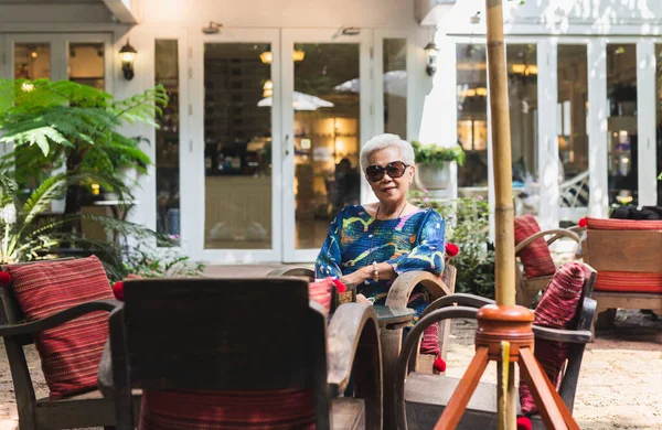 Portrait Femme Âgée Lunettes Soleil Assise Sur Une Chaise Dans — Photo