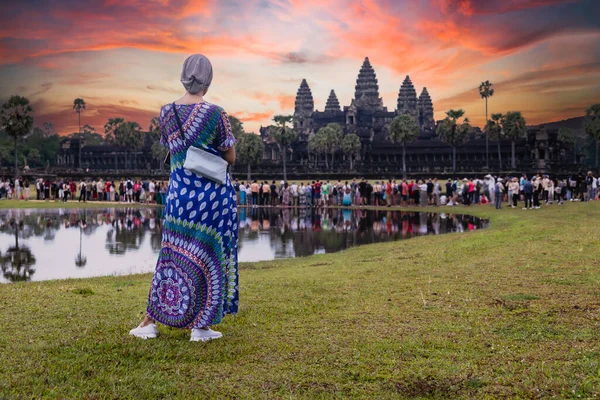 Tourist Woman Watching Sunrise Angkor Wat Temple Siem Reap Cambodia — Stock Photo, Image