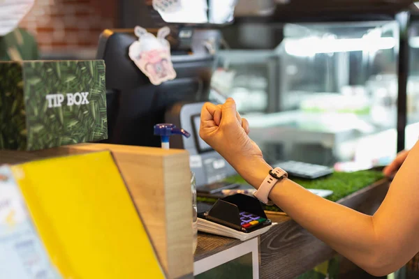 Kobieta Płaci Rachunek Pomocą Smartwatch Przy Użyciu Technologii Nfc Kawiarni — Zdjęcie stockowe