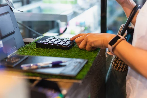 Mujer Costomer Introduce Cantidad Caja Registradora Cafetería — Foto de Stock