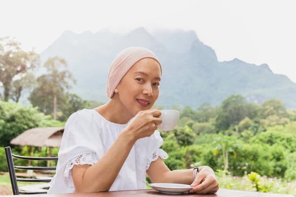 Mujer Feliz Tomando Café Aire Libre Con Vista Montaña Vacaciones — Foto de Stock