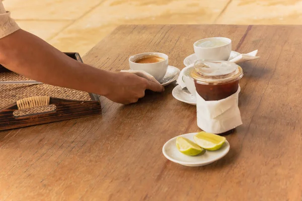 Garçom Serve Café Café Mesa Livre — Fotografia de Stock