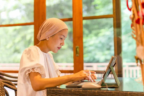 漂亮的亚洲女人在家里用笔记本电脑走路 — 图库照片