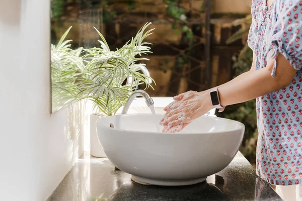 Kobieta Myje Ręce Wodą Kranu Pod Kran Białym Zlewie — Zdjęcie stockowe