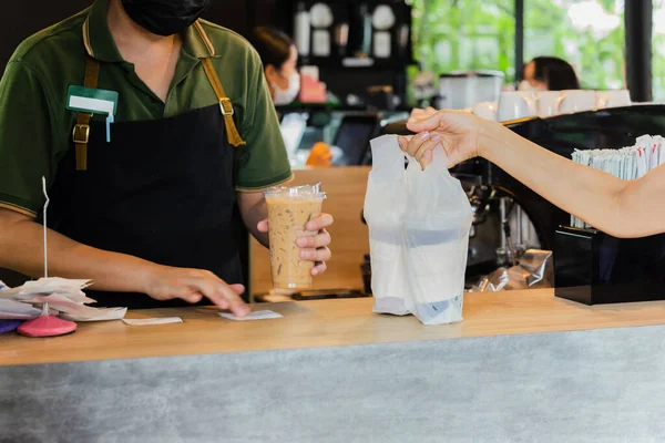 Бариста Маске Лица Подающий Кофе Пластиковом Пакете Сходить Кафе — стоковое фото
