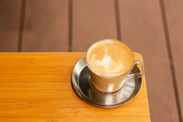 Gorąca Kawa Latte Sztuka Pianka Drewnianym Stole — Zdjęcie stockowe