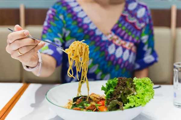 Ручная Вилка Поедающая Спагетти Ресторане — стоковое фото
