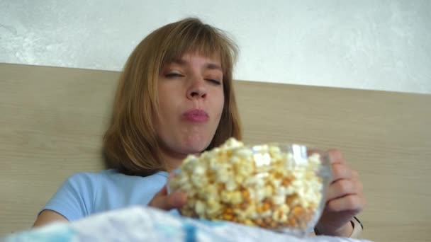 Gadis secara aktif makan popcorn close-up. Bersantai di rumah saja — Stok Video