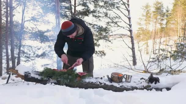 Człowiek Przygotowuje Przepiórki Zimowym Lesie Koncepcja Bushkraft Gotowanie Ptaka Ogniu — Wideo stockowe