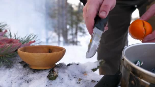 Proces Vaření Omáčky Maso Muž Cestovatel Připravuje Večeři Zimním Lese — Stock video