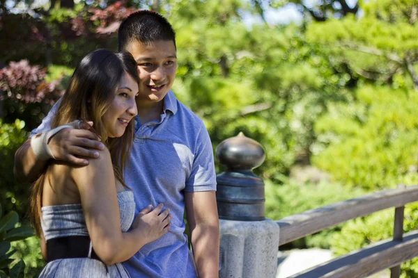 Casal em um jardim — Fotografia de Stock