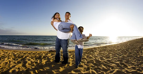 Famille à la plage — Photo