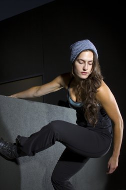 Parkour için ölçekleme ya da gece bir duvar tırmanışı ücretsiz runner