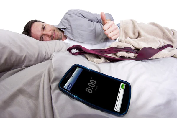Bărbat în pat arătând degetul mare în sus — Fotografie, imagine de stoc
