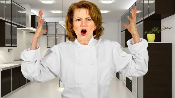 Chef feminino estressado na cozinha — Fotografia de Stock