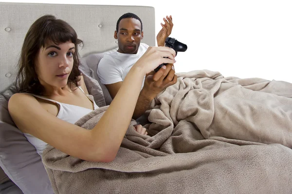 ベッドでのボーイ フレンドを持つ女性 — ストック写真