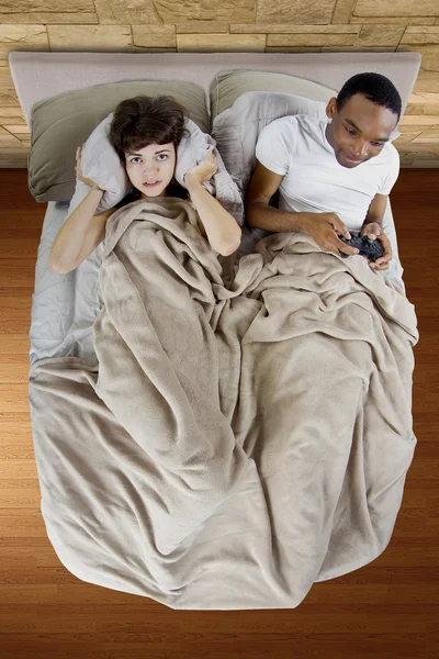 Žena s přítelem v posteli — Stock fotografie