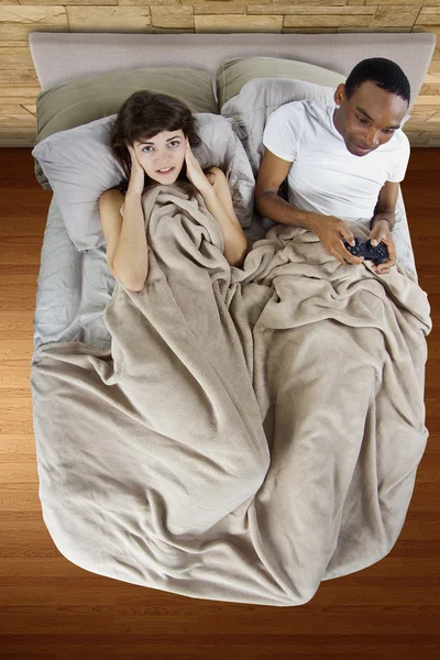 Frau mit Freund im Bett — Stockfoto