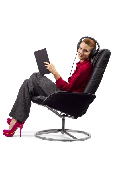 Vrouw luisteren audio-boek — Stockfoto