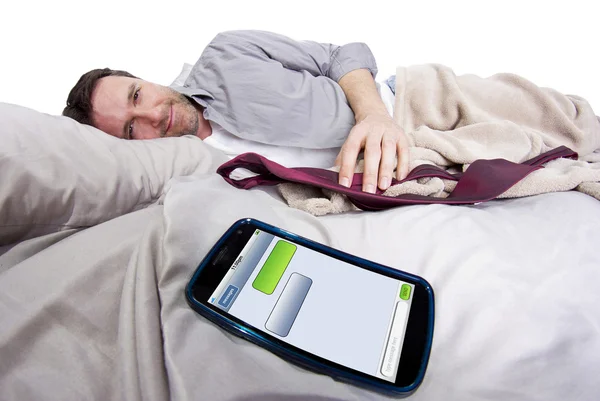 Man in bed duim opdagen — Stockfoto