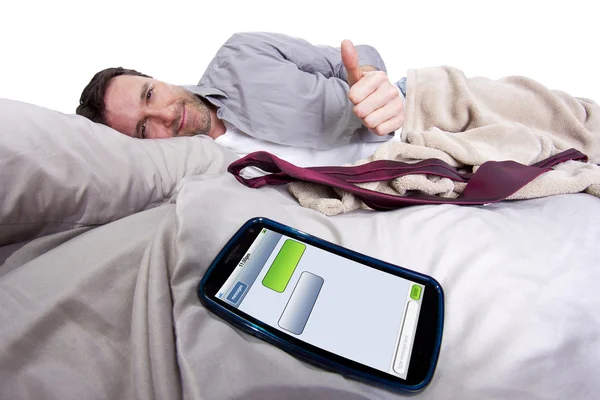 Man in bed duim opdagen — Stockfoto