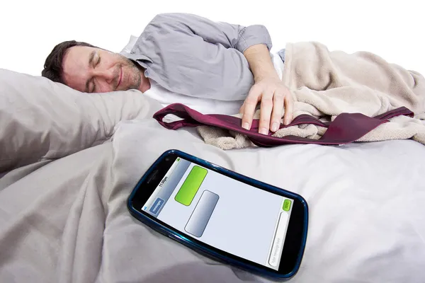 Homem na cama mostrando o polegar para cima — Fotografia de Stock
