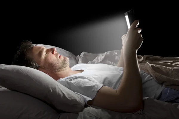 Man in bed met een Tablet PC — Stockfoto