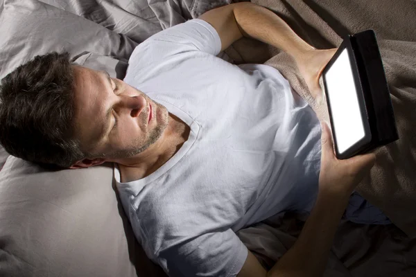 Man in bed met een Tablet PC — Stockfoto