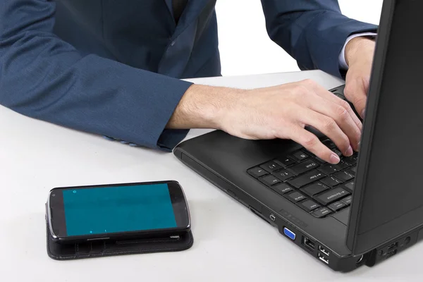 Mobiele telefoon op Bureau met leeg scherm voor composieten — Stockfoto